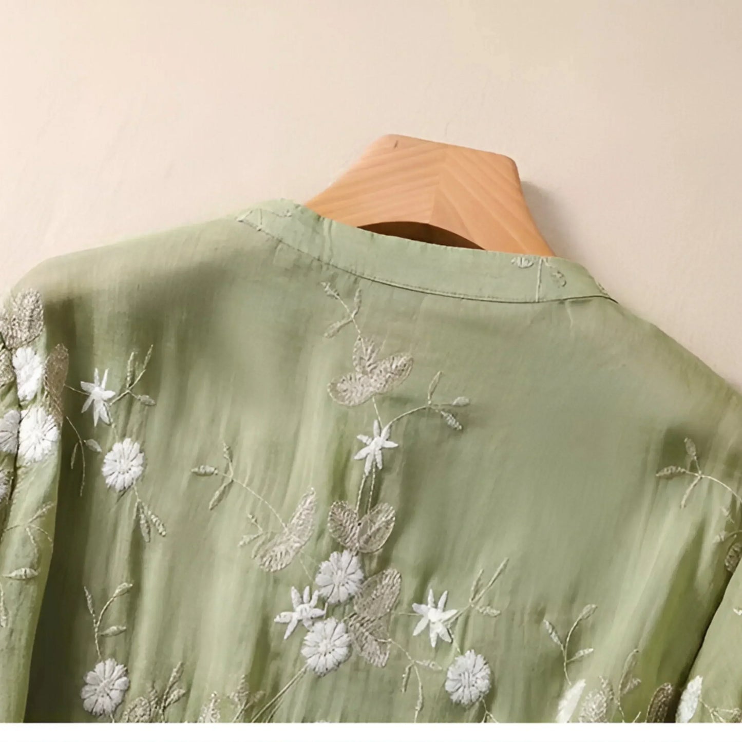 EMILY | Katoenen top met geborduurde bloemen